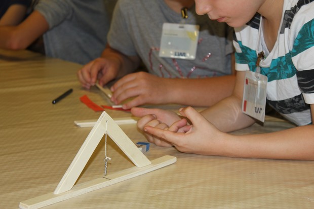 Kinder bauen eine Lotwaage (Foto: Weirauch/ LWL)