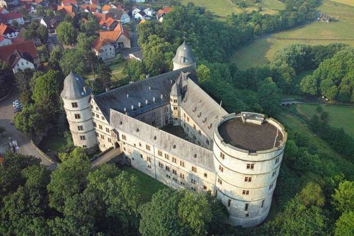 Eine Luftaufnahme des Kreismuseums in der Wewelsburg.