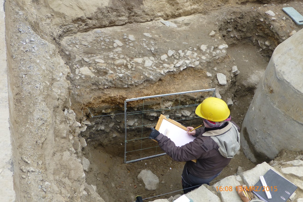 Ein Schichtprofil der Grabung auf dem Domplatz vom ersten Laufhorizont bis zum Pflaster des 12. Jahrhunderts wird sorgfältig dokumentiert. Foto: LWL/Spiong.