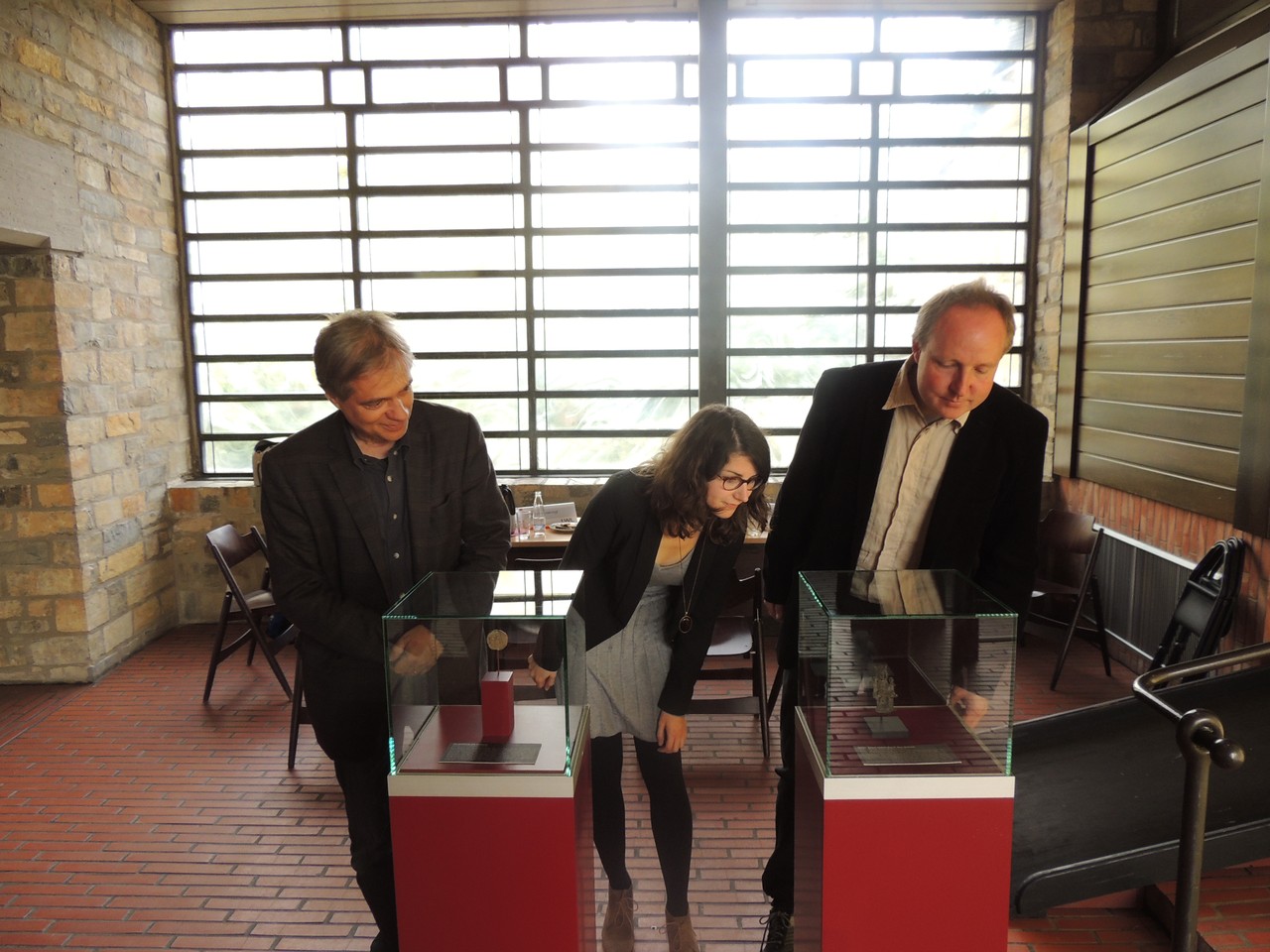 Das Museumsteam in der Foyerausstellung: Dr. Martin Kroker, Museumsleiter, Nicole Zimmermann, Wissenschaftliche Volontärin und Dr. Sven Spiong, Leiter der Stadtarchäologie Paderborn (v. l. n. r.). Foto: LWL/Klein