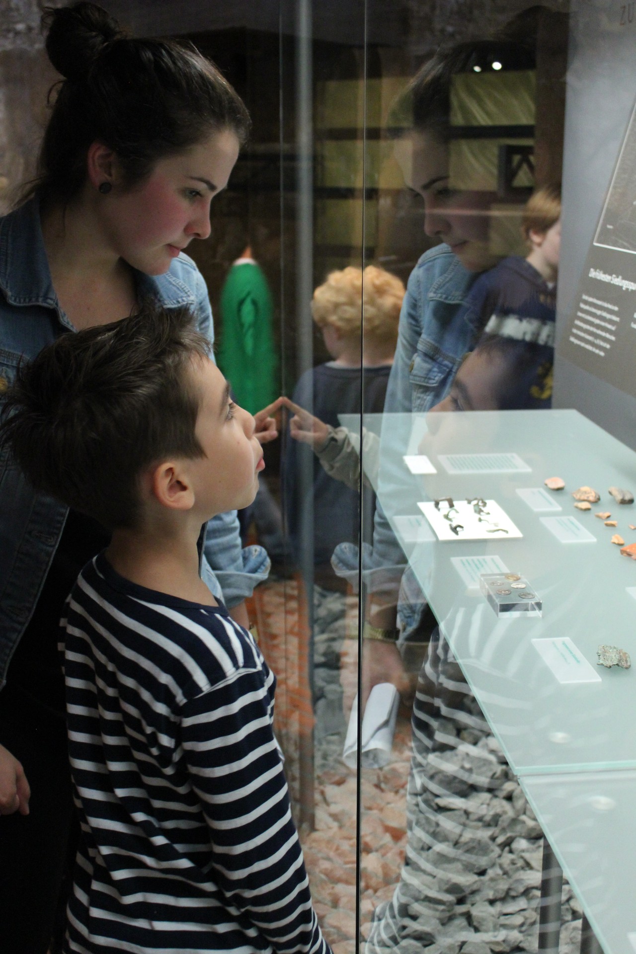 Die kleinen Gäste entdecken tolle Objekte im Museum. Foto:LWL/ Zimmermann