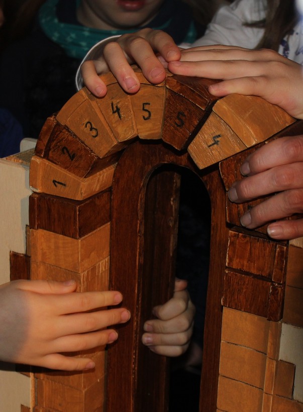 Kinder bauen eine Bogen (Foto: LWL)