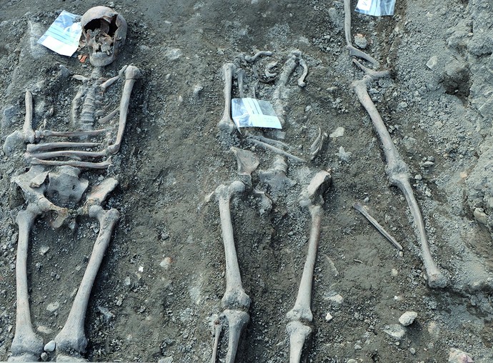 Drei Skelette auf dem Paderborner Domplatz.