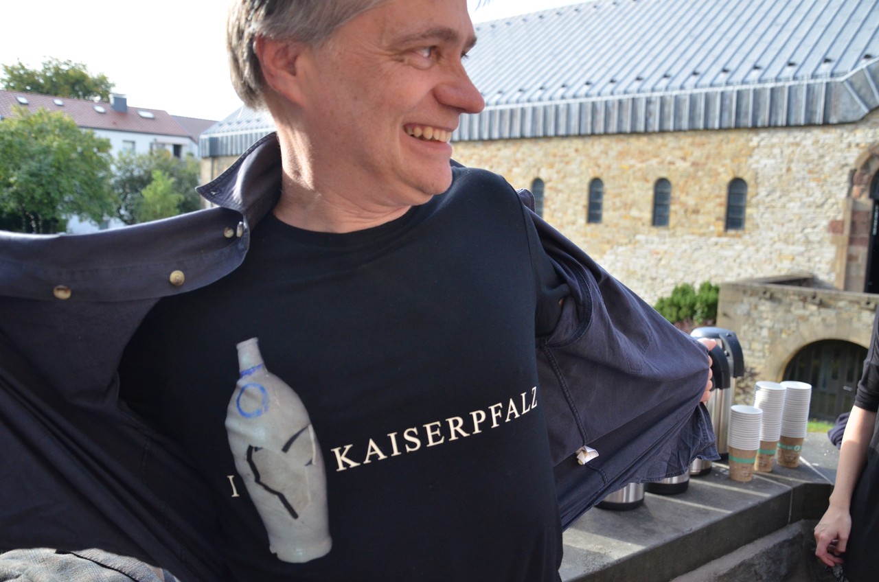 Der Museumsleiter entblättert sich. Foto: LWL/Burgemeister