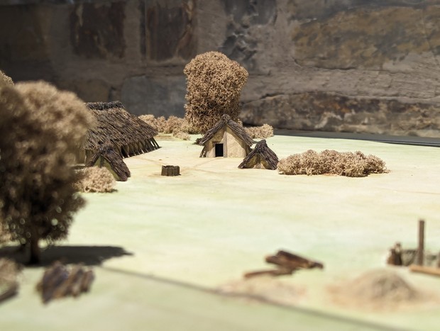 Modell eines frühmittelalterlichen Grubenhauses umgeben von Bäumen (LWL/Hersh)