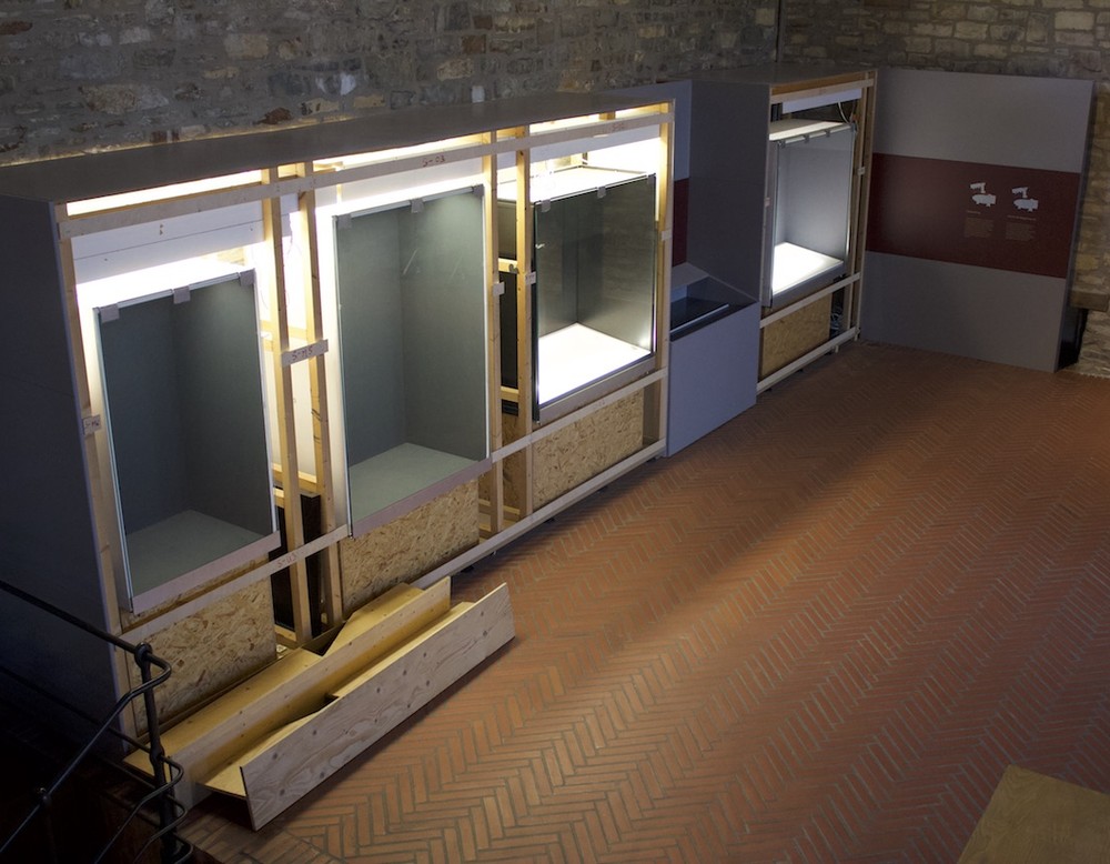 Leere Vitrinen im Zwischengeschoss. (Foto: Kroker/ LWL)