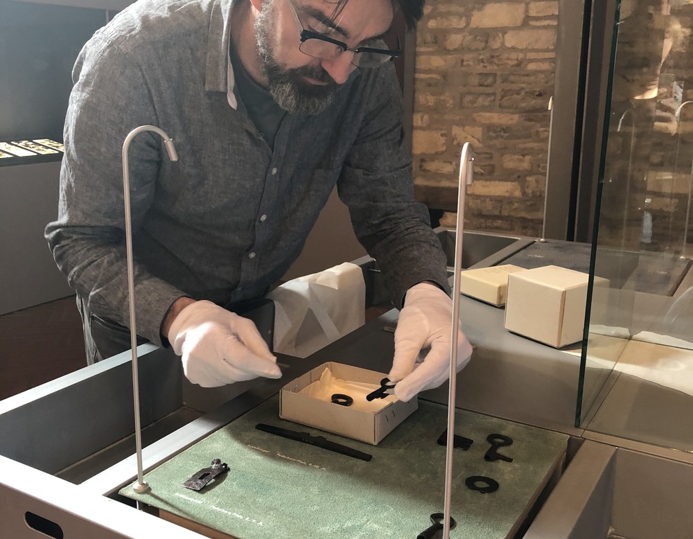 Der Restaurator bei der Arbeit (Foto: Streuber/ LWL)