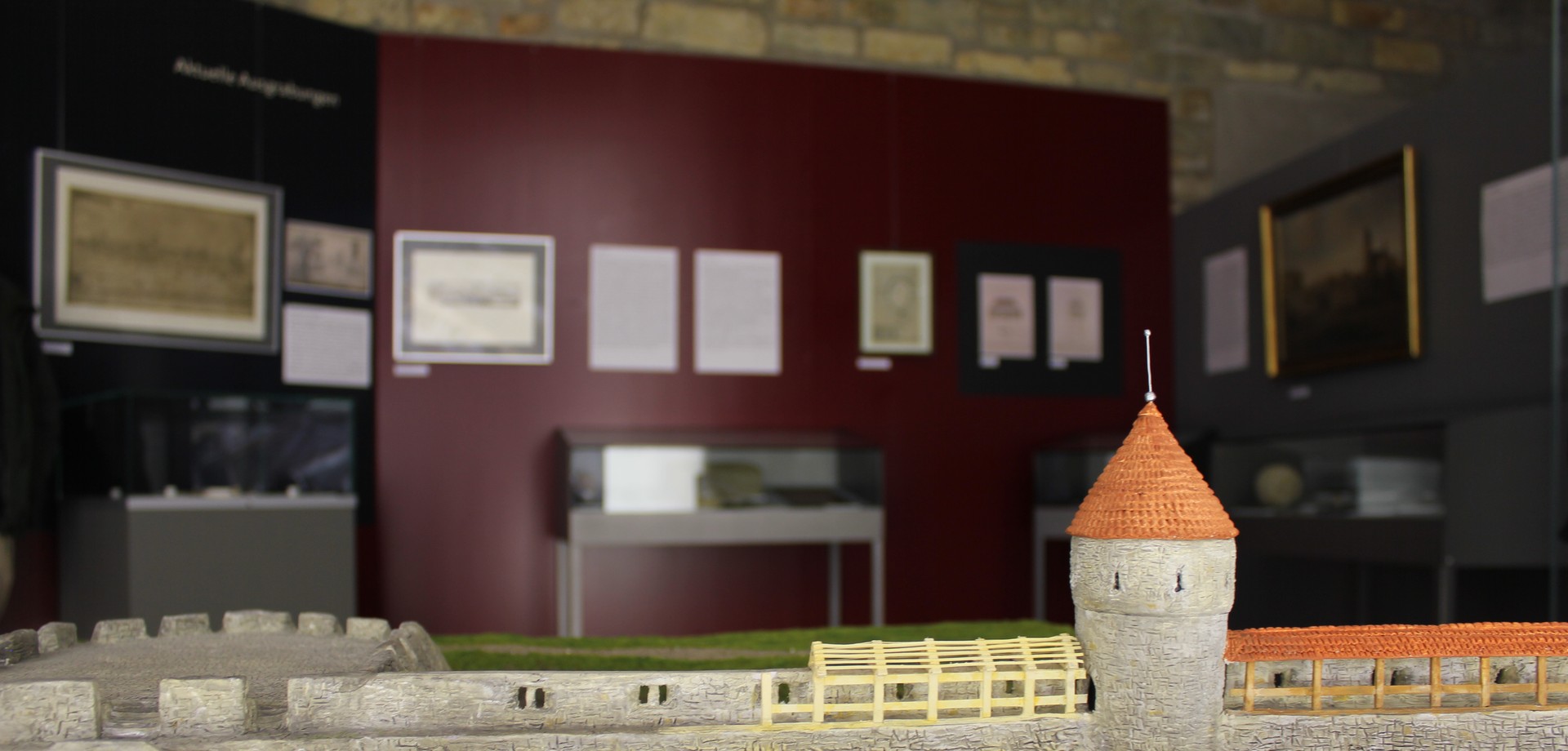 Nahaufnahme des Modells von Stadtmauer und Bastion mit der Ausstellung im Hintergrund (Foto: LWL/Karl)