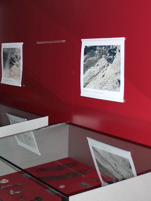 Blick auf Vitrinen der Foyerausstellung "Auf dem Weg zur Stadt" (vergrößerte Bildansicht wird geöffnet)