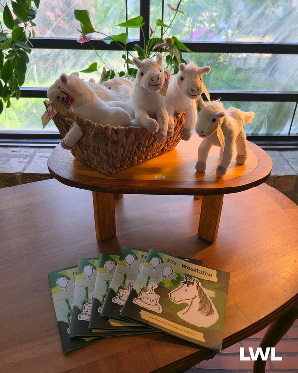 Begleitheft und weißes Plüschtier "Westfalenpferd" im Museumsshop des Museums