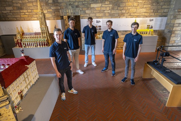 Das Team von Hundbrax in der Ausstellung (Foto: LWL/Noltenhans)