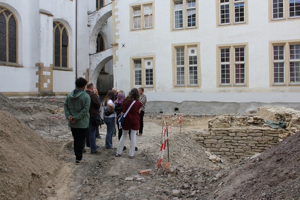 Eine Gruppe besucht eine Grabung (Foto: Weirauch/LWL)