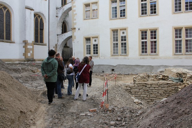 Eine Gruppe besucht eine Grabung (Foto: Weirauch/LWL) Eine Gruppe besucht eine Grabung (Foto: Weirauch/LWL)