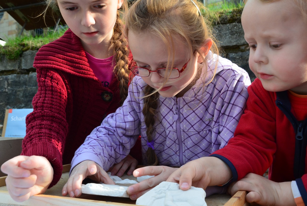 Kinder beim Münzen zeichnen. Foto: LWL/Burgemeister