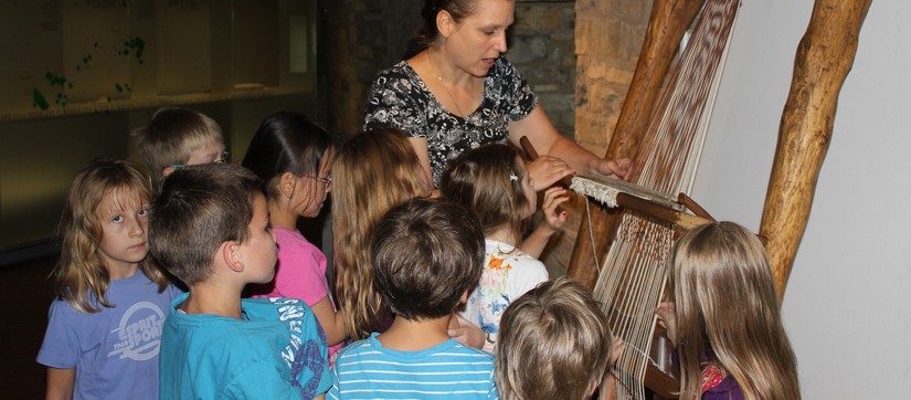 kinder vor Webstuhl (Foto: Mühlenbein/ LWL)
