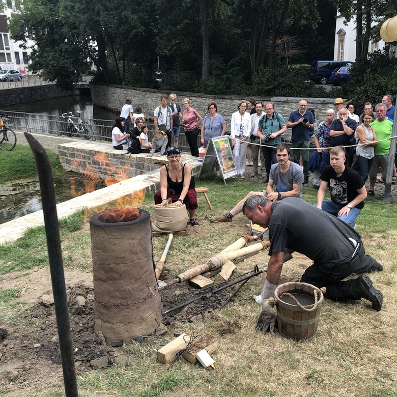 Ein Rennofen in der Stadt macht neugierig. (Foto: LWL/C. Streuber