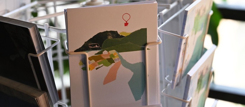 Postkarte mit Künstlermotiv zur Ausstellung (Foto: Wolf)