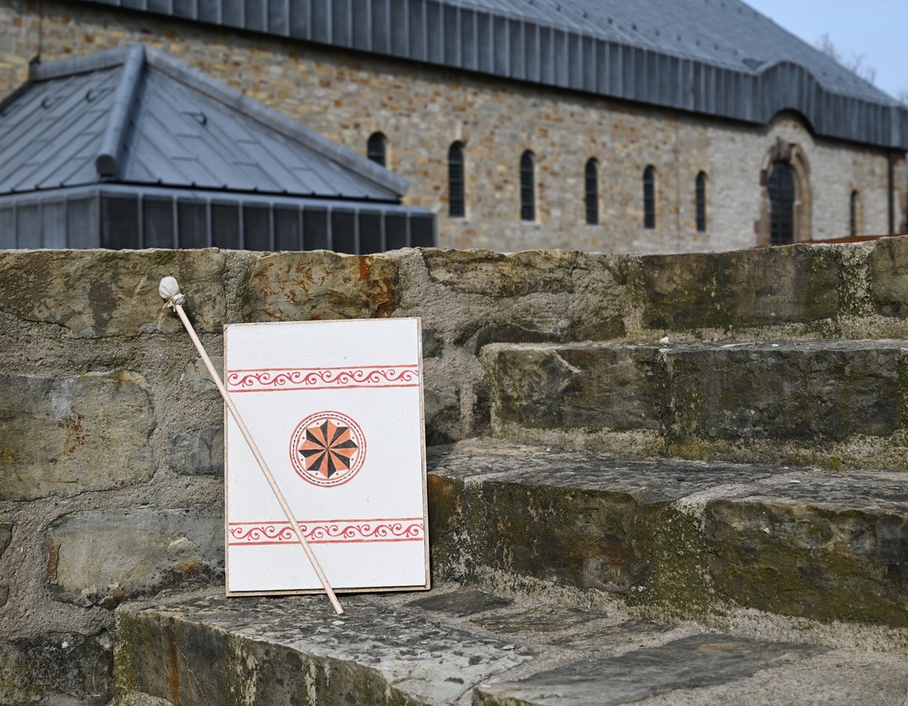 Seccomalerei auf einer Platte vor der Kaiserpfalz (LWL/S. Wolf)