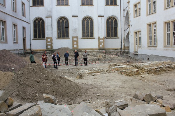Eine Gruppe Menschen auf der Grabung im Innenhof des Theodorianums in Paderborn. (Foto: Weirauch/ LWL)