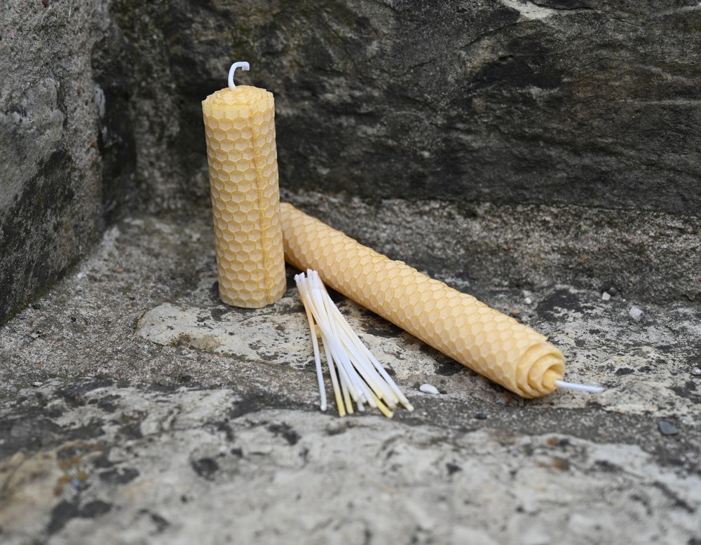 Dochte und Kerzen aus Bienenwachs (Foto. LWL/I.Bacar)