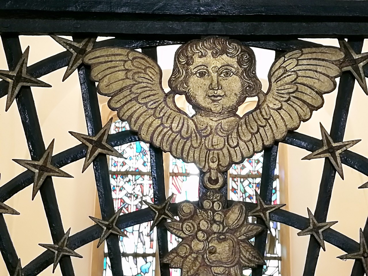 Engel im Portal der Engelskapelle im Paderborner Dom. Foto: A. Beißner