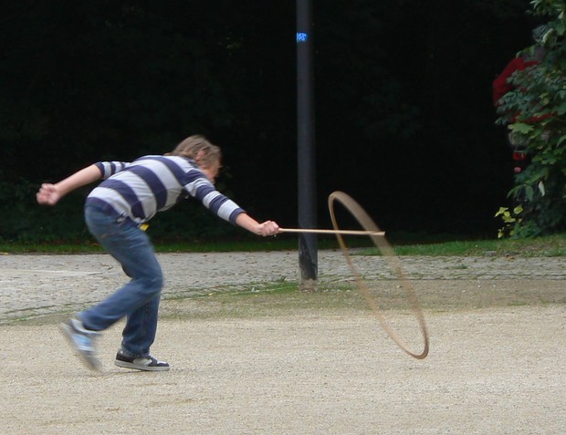 Junge spielt mit Reif (Foto: Pluschke/ LWL)