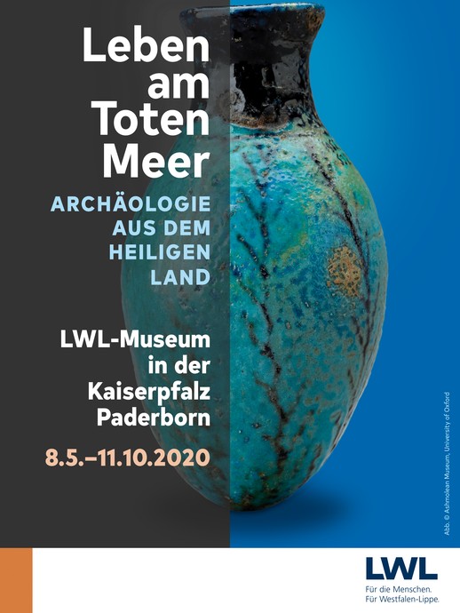 Plakat der Ausstellung "Leben am Toten Meer". Darauf zentral ein blaues Kosmetikfläschchen mit floralem Muster aus ägyptischer Fayence. (vergrößerte Bildansicht wird geöffnet)