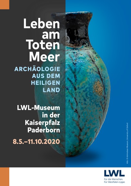 Plakat der Ausstellung "Leben am Toten Meer". Darauf zentral ein blaues Kosmetikfläschchen mit floralem Muster aus ägyptischer Fayence.
