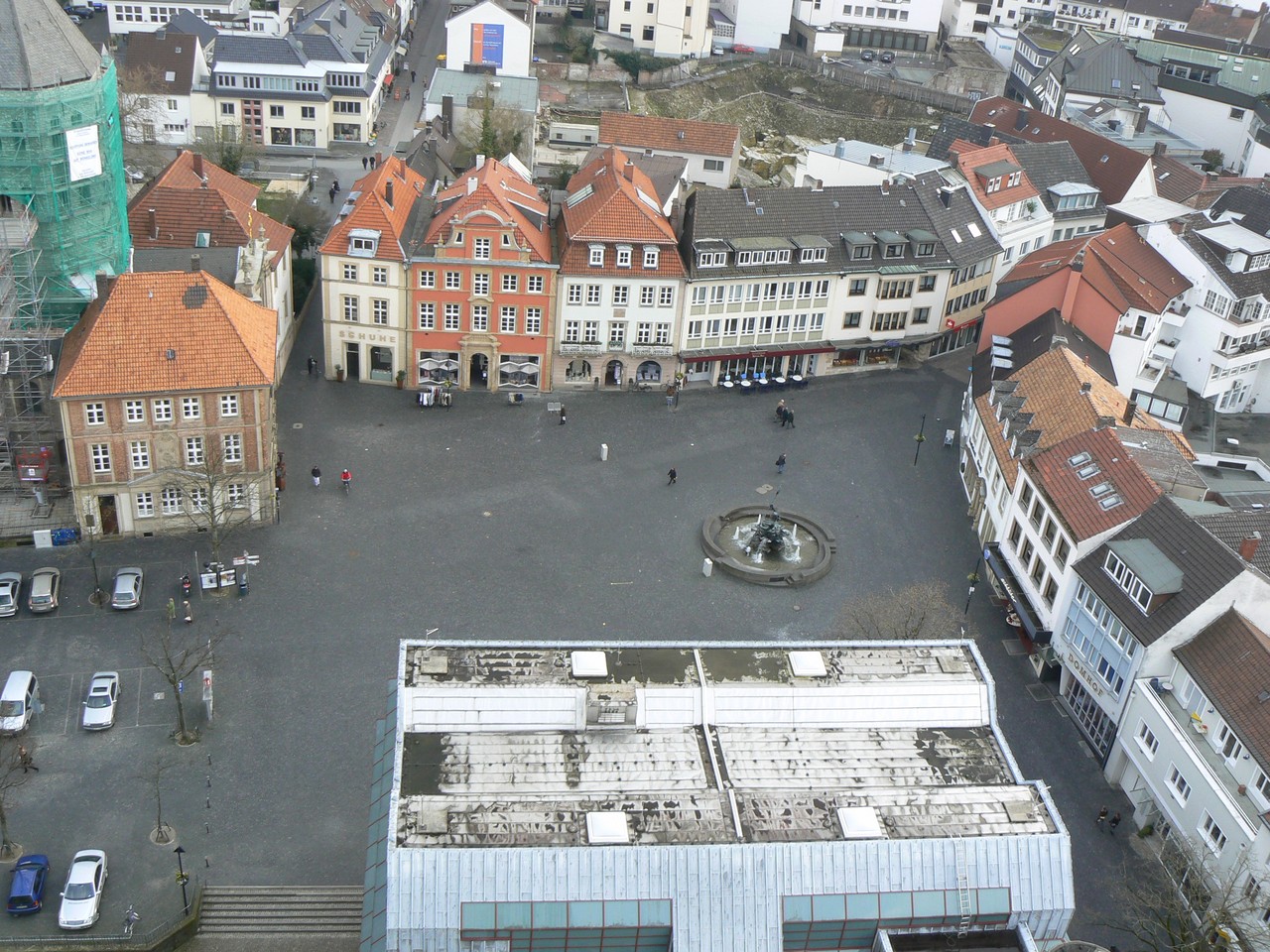 Blick vom Domturm auf den Marktplatz in Paderborn.  Foto: LWL/Kroker