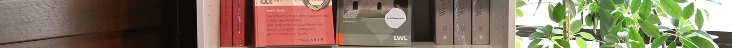 Bücherregal mit versch. Büchern zu Westfalen (Foto: Wolf)