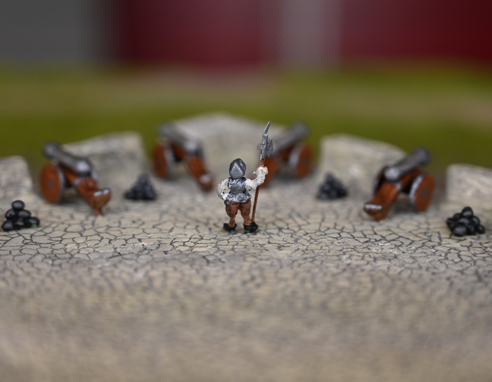 Ein Miniatur-Ritter hält Wache auf einem Modell einer befestigten Stadtmauer (Foto: Karl/LWL)