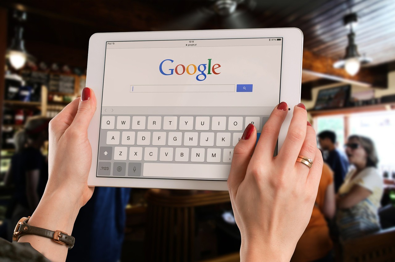 Frau ist mit Google auf der Suche.Foto: W.Iven/Pixabay