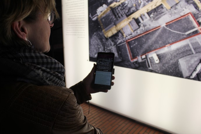Besucherin mit Smartphone in Dauerausstellung (Foto: LWL/ M. Kroker).