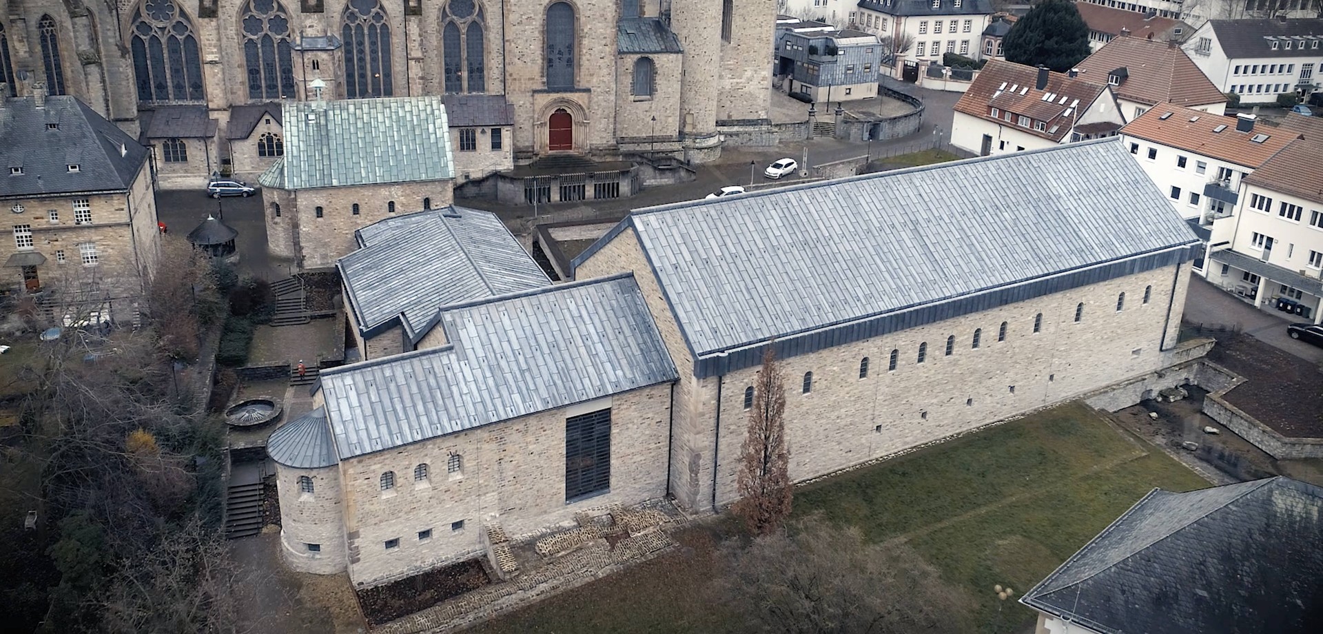 Die Kaiserpfalz neben dem Paderborner Dom (Foto: LWL/Hoffmann)