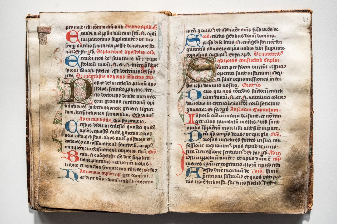  Die dunklen Ecken des Liber collectarius (Festtagskalender) entstanden durch das Umblättern der Seiten. Er wurde anscheinend von den Mönchen über die Jahrhunderte sehr oft benutzt. Foto: W. Noltenhans