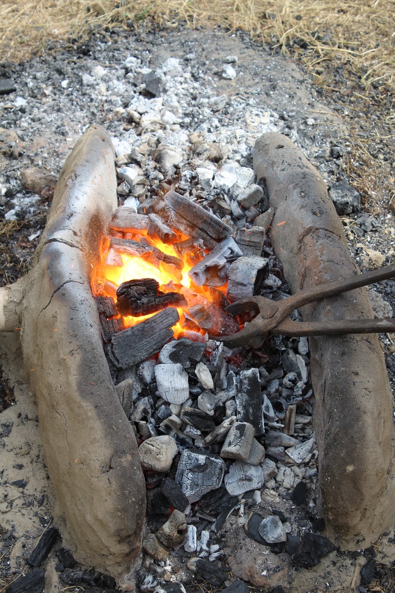 In der Esse glüht ein Stück Luppe. (Foto: LWL/ T. Lodemann)