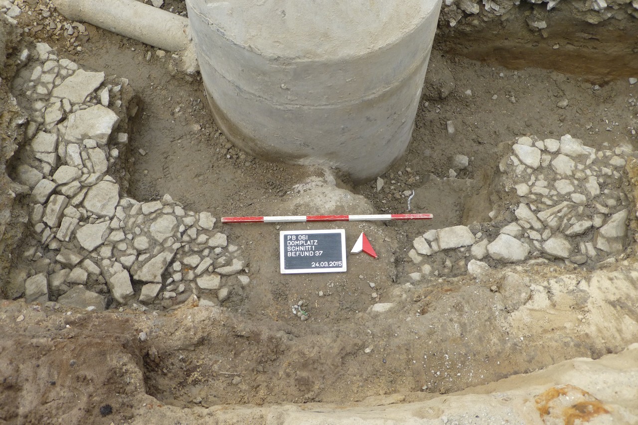 Das mittlere von drei Pflastern des 11. Jahrhunderts und vielleicht noch frühen 12. Jahrhunderts etwa 1,80 m unter dem heutigen Straßenbelag (Foto: LWL/Lißner)