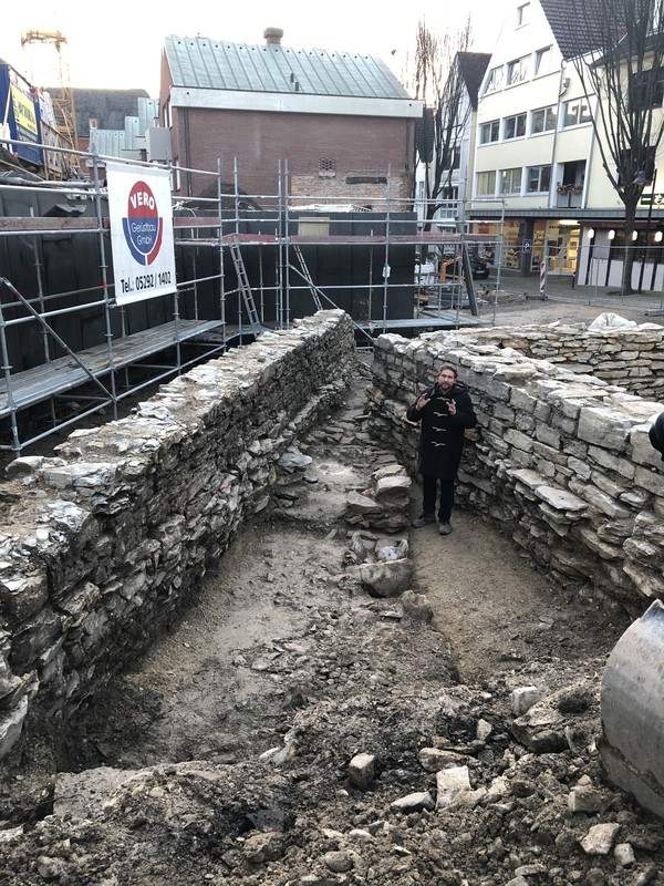 Volontär Till Lodemann erklärt die Ausgrabung an der Heierstraße. Foto: LWL/C. Streuber