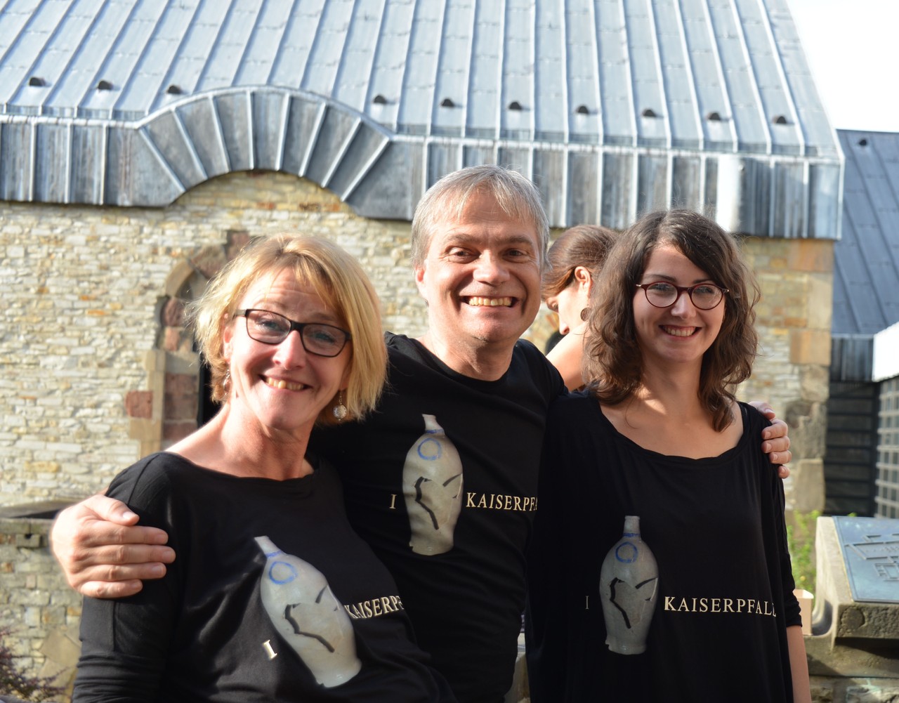Mit Begeisterung wird hier die innere Einstellung auf dem T-Shirt getragen: I love Kaiserpfalz. Foto: LWL/ Wienke.
