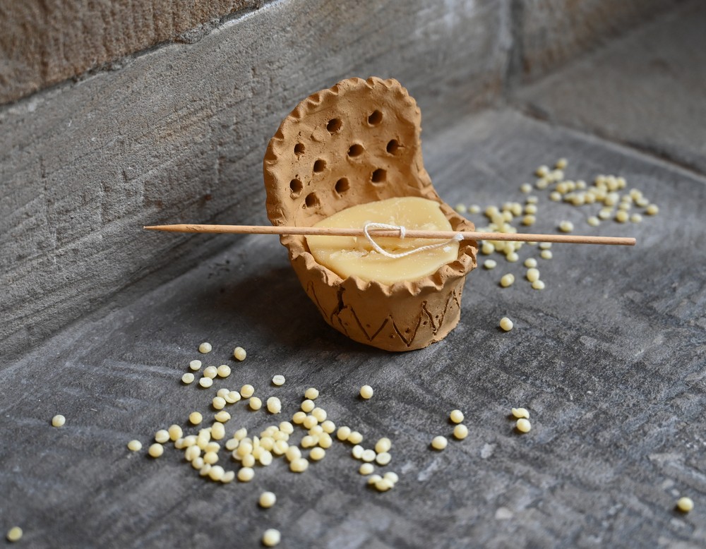 Windlicht aus Ton mit einer Kerze aus Bienenwachs (Foto: LWL/I.Bacar)