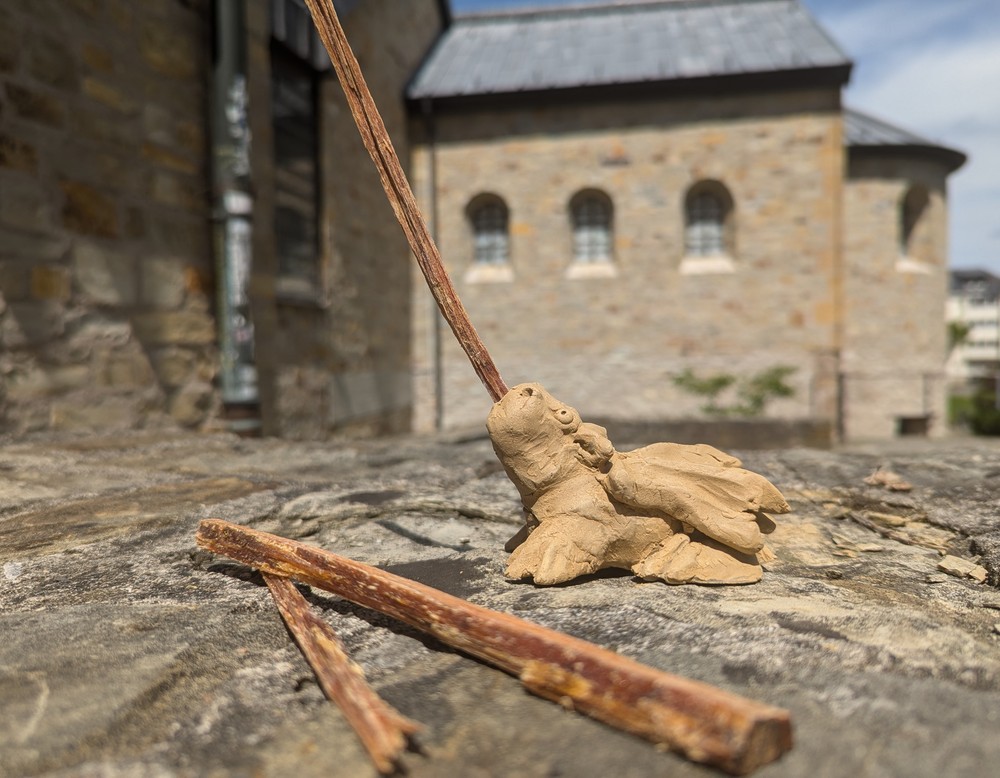 Kienspane und ein Kienspanhalter aus Ton in der Figur eines Drachens (Foto: LWL/Hersh)