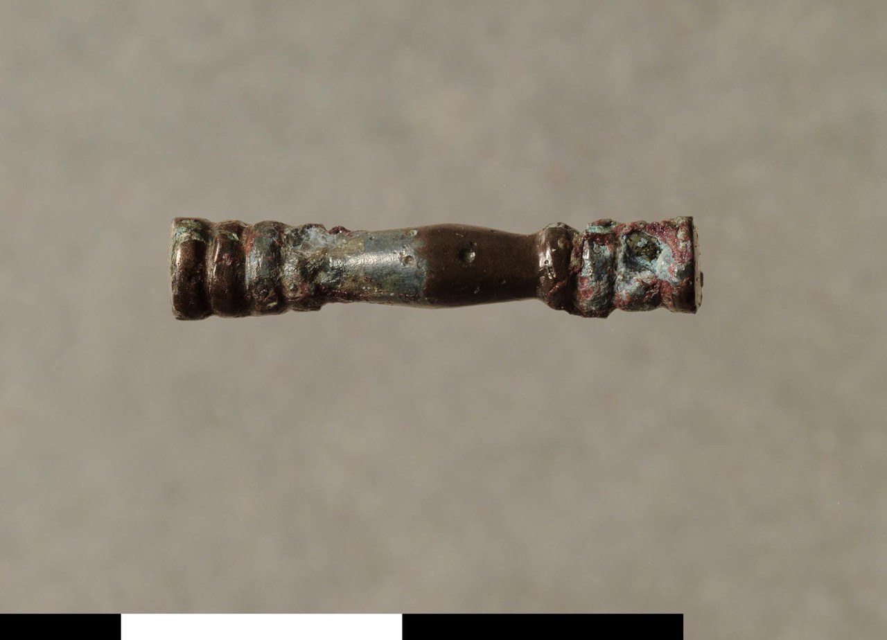 Die kleine gleicharmige Bronzefibel des 9. Jahrhunderts aus einer karolingerzeitlichen Schicht wurde erst nach dem Waschen der Funde erkannt. (Foto: LWL/C. Hildebrand)