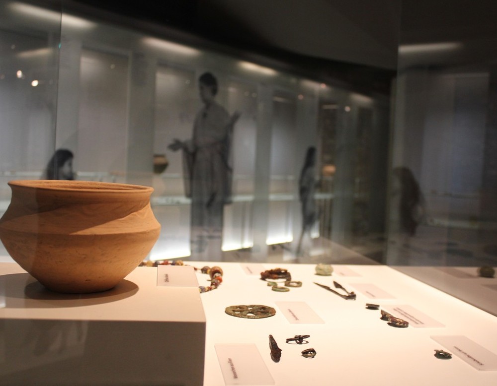 Blick in eine Vitrine der Dauerausstellung (Foto: A. Hoffmann/ LWL)