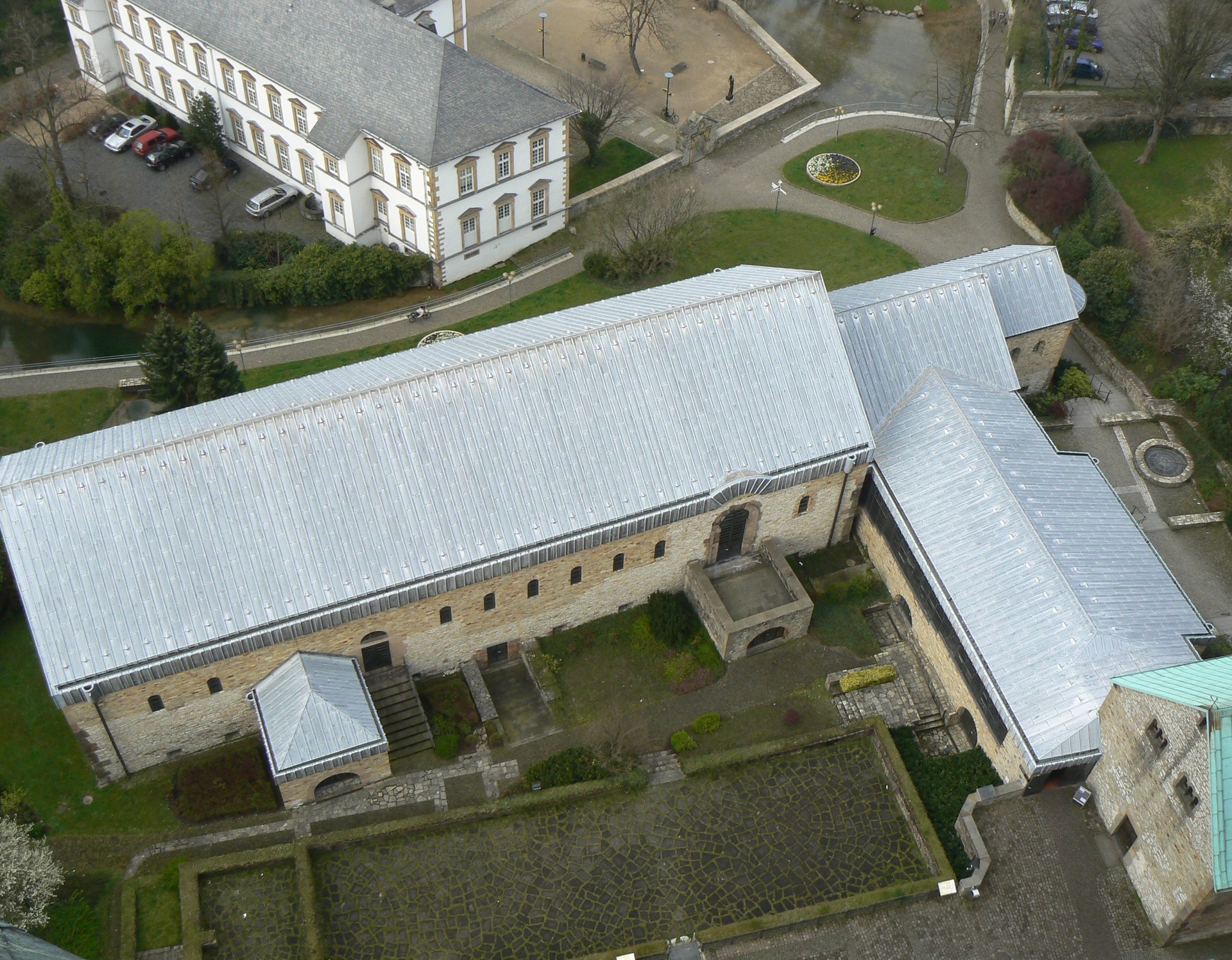Blick von oben auf das LWL-Museum in der Kaiserpfalz und die Mauern der Karlspfalz (Foto: LWL)