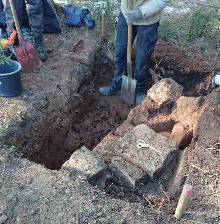 Mit Spaten und Schubkarre: Angehende Archäologinnen und Archäologen im Einsatz, Foto: LWL/S. Weber