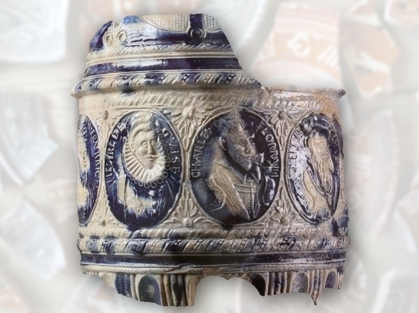 Fragment eines Krugs mit Fürstenportraits.